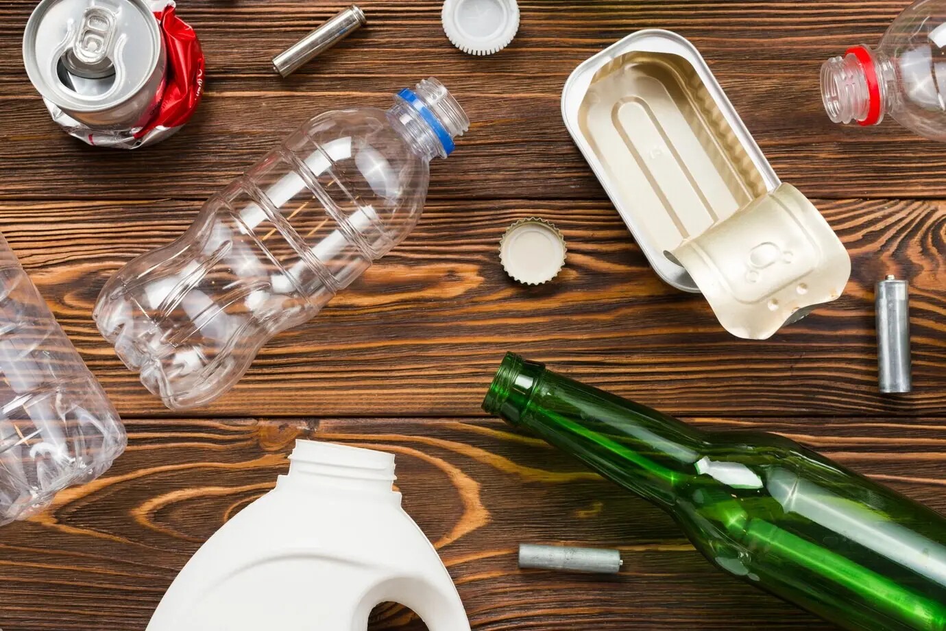 Arrangement of a recycling set for sorting garbage on a table